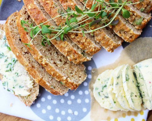 Suppebrød med urtesmør av yoghurt