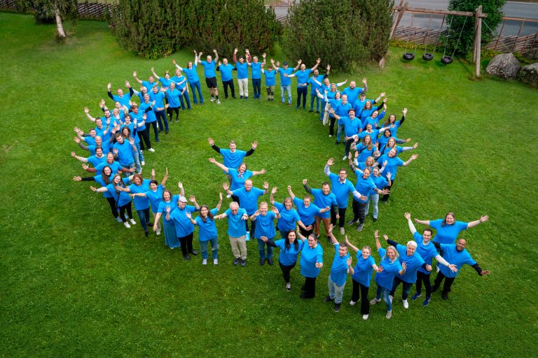 Ansatte i Q-Meieriene jubler i form av en Q-logo