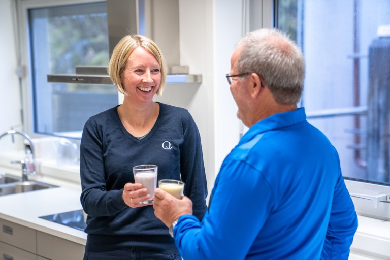 Produktutvikler fra Q og forbruker Per Arne skåler med Q Kefir-glass
